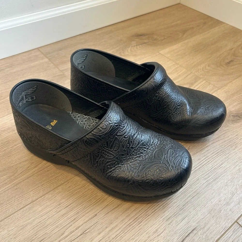 Dansko Black Floral Embossed Leather Comfort Clog Xp 2.0 Size US 9.5 EU 41 - Picture 2 of 13